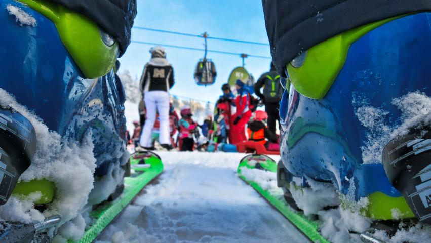 Kinder warten in einer Skischule in St. Johann/Tirol darauf, dass der Kurs endlich losgeht.