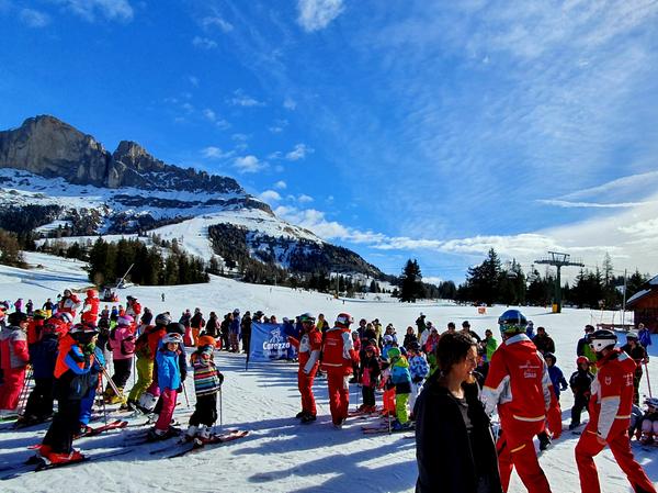 Wird den Kindern heuer der Skispaß wegen Corona genommen? Schließlich versammeln müssen sie sich an einem Treffpunkt versammeln, bevor es zu den einzelnen Kursen geht. 