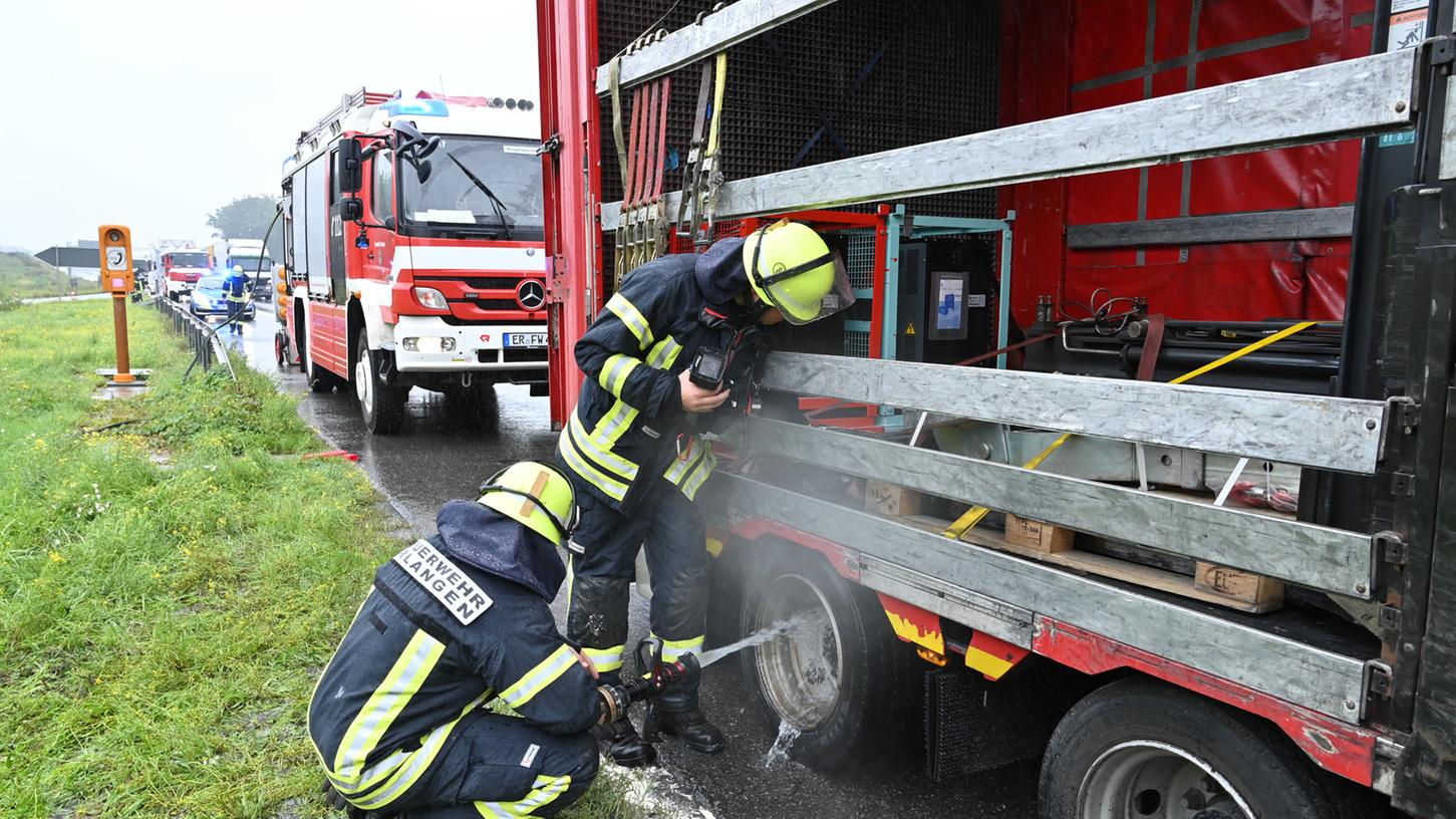 Feuerwehreinsatz auf der A3: Die Rettungskräfte kühlen die Reifen des Lkw.