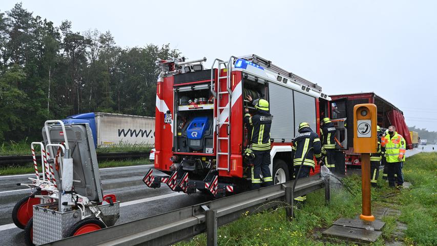 Lastwagen auf A3 bei Erlangen in Brand
