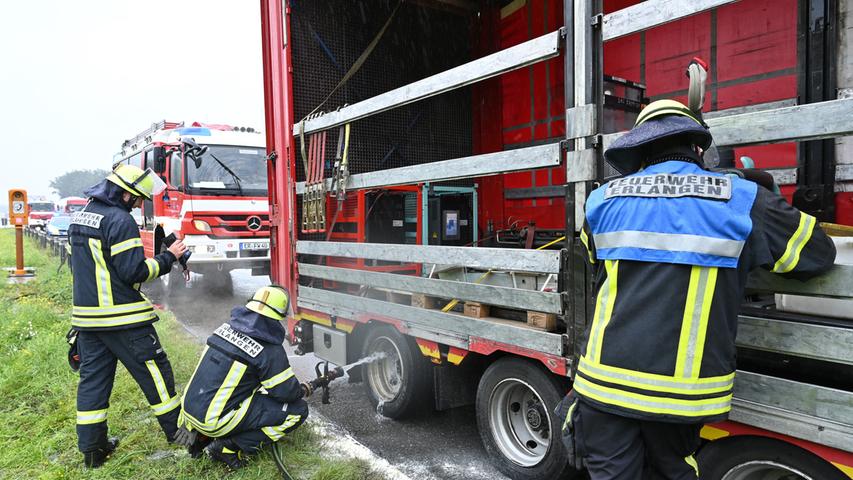 Lastwagen auf A3 bei Erlangen in Brand