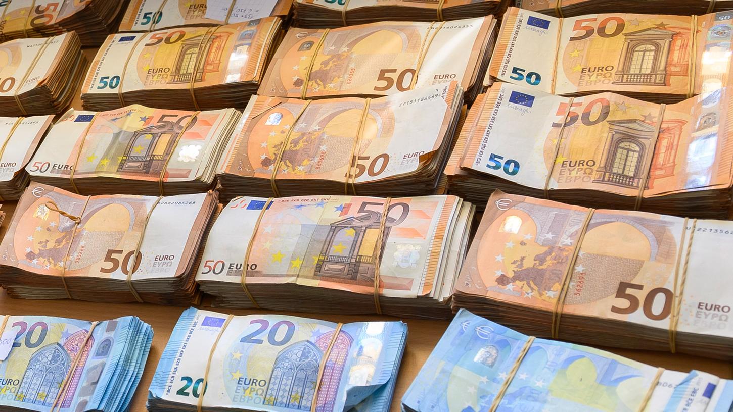 Finanzminister Olaf Scholz (SPD) fehlen heuer um die 20 Milliarden Euro an Steuereinnahmen. An neuen Krediten kommt der Bund nicht vorbei, sagt er.