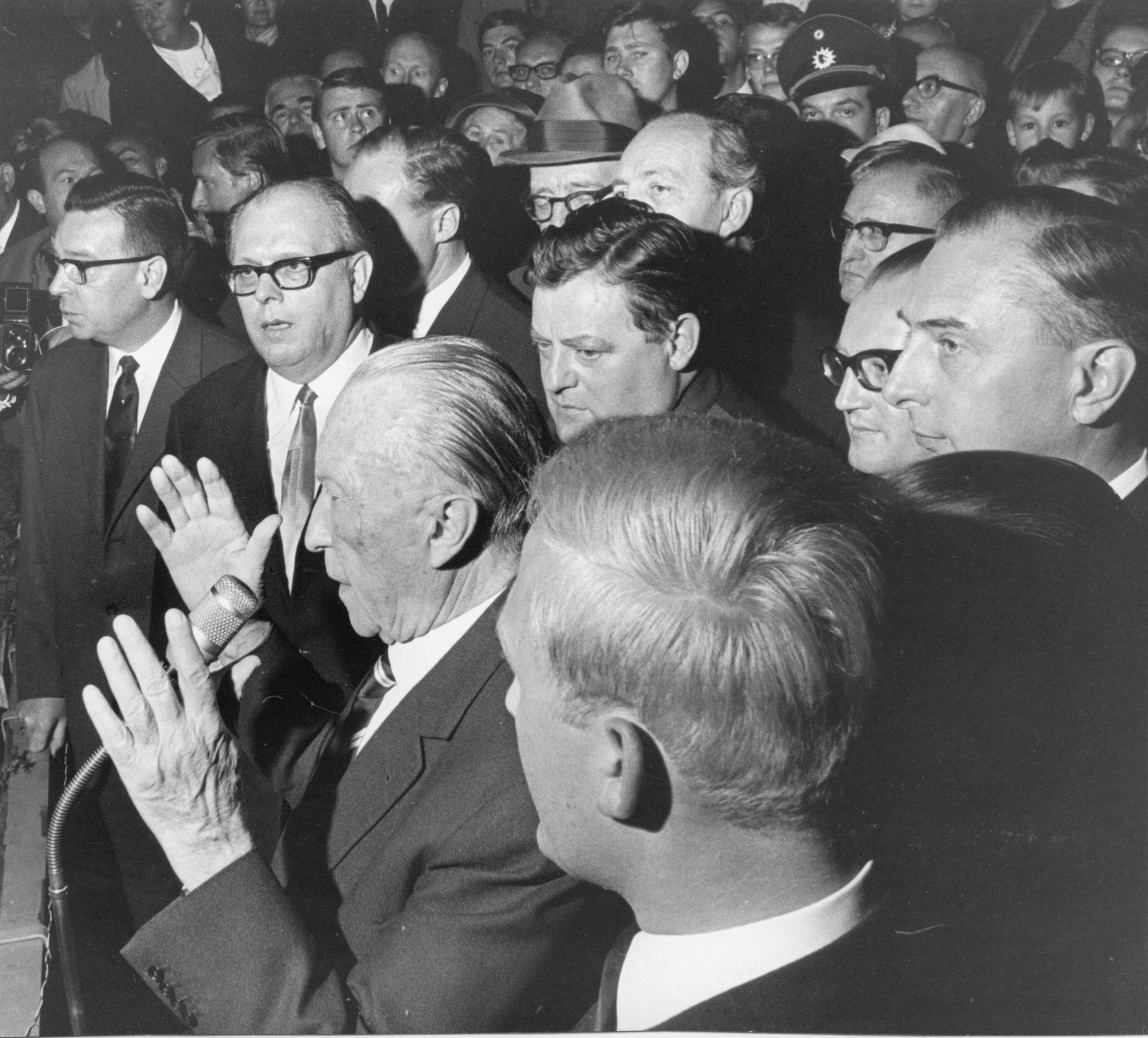 Ging es darum, als CSU im sozialdemokratisch geprägten Nürnberg Wähler zu mobilisieren, musste Parteichef Franz Josef Strauß (Mitte) schon auf die ganz große Politprominenz setzen. Wahlkampfhilfe gab's vom ersten Bundeskanzler der Bundesrepublik Deutschland, Konrad Adenauer (am Mikrofon stehend).