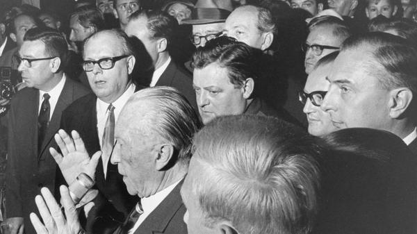 Ging es darum, als CSU im sozialdemokratisch geprägten Nürnberg Wähler zu mobilisieren, musste Parteichef Franz Josef Strauß (Mitte) schon auf die ganz große Politprominenz setzen. Wahlkampfhilfe gab's vom ersten Bundeskanzler der Bundesrepublik Deutschland, Konrad Adenauer (am Mikrofon stehend).