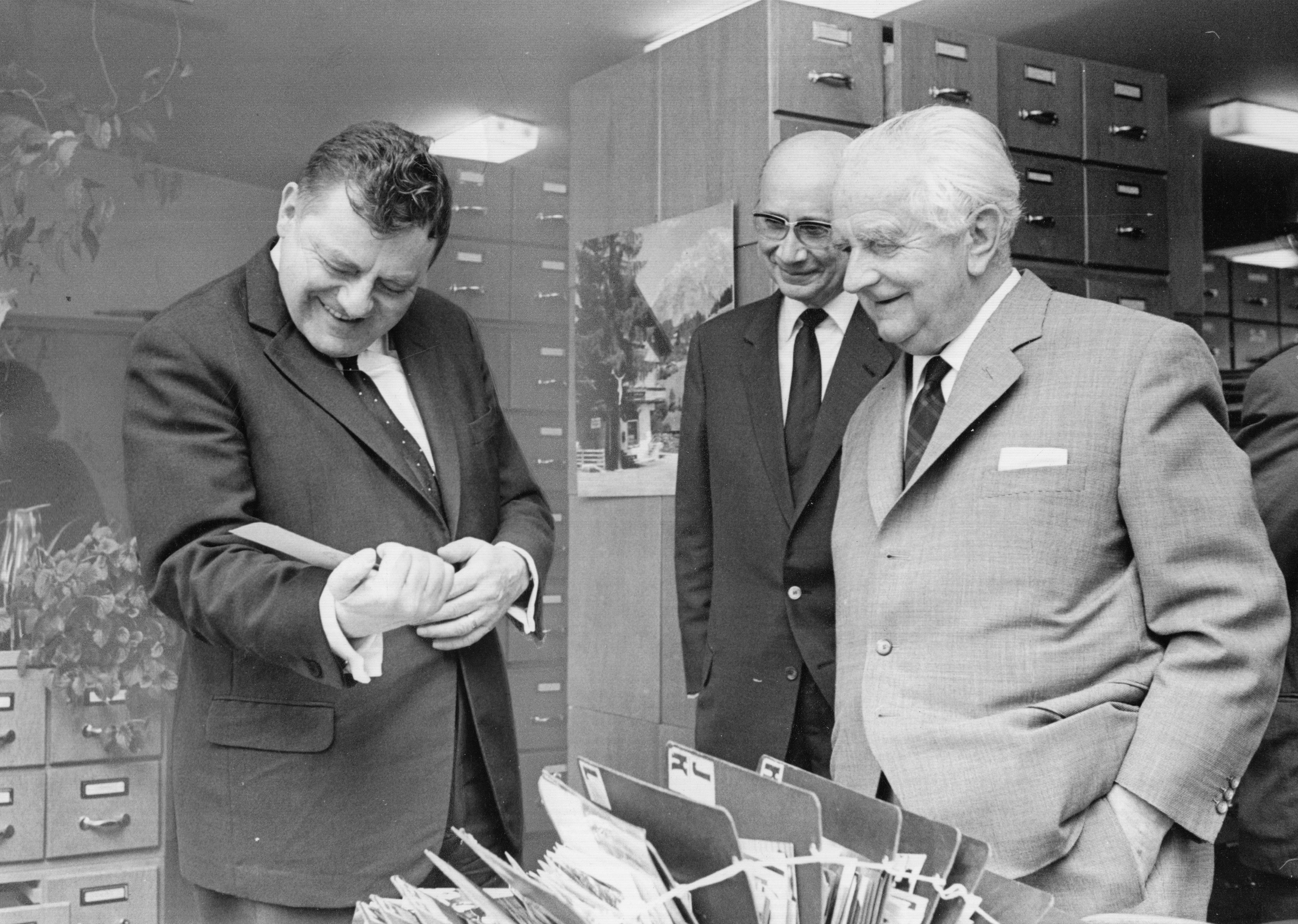 Im Mai 1965 war Strauß zu Besuch bei den Nürnberger Nachrichten. Das Bild zeigt ihn zusammen mit den Herausgebern der NN, den Verlegern Dr. Joseph E. Drexel und Heinrich G. Merkel im Redaktionsarchiv, das ihn besonders interessierte.