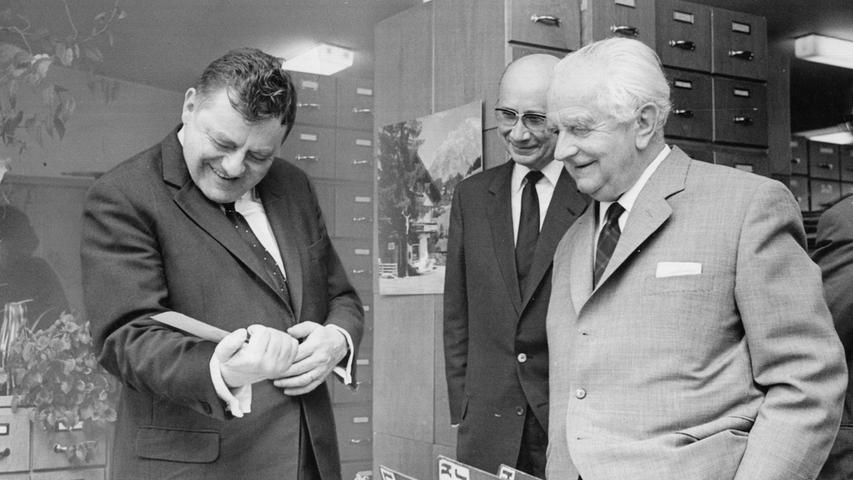 Im Mai 1965 war Strauß zu Besuch bei den Nürnberger Nachrichten. Das Bild zeigt ihn zusammen mit den Herausgebern der NN, den Verlegern Dr. Joseph E. Drexel und Heinrich G. Merkel im Redaktionsarchiv, das ihn besonders interessierte.