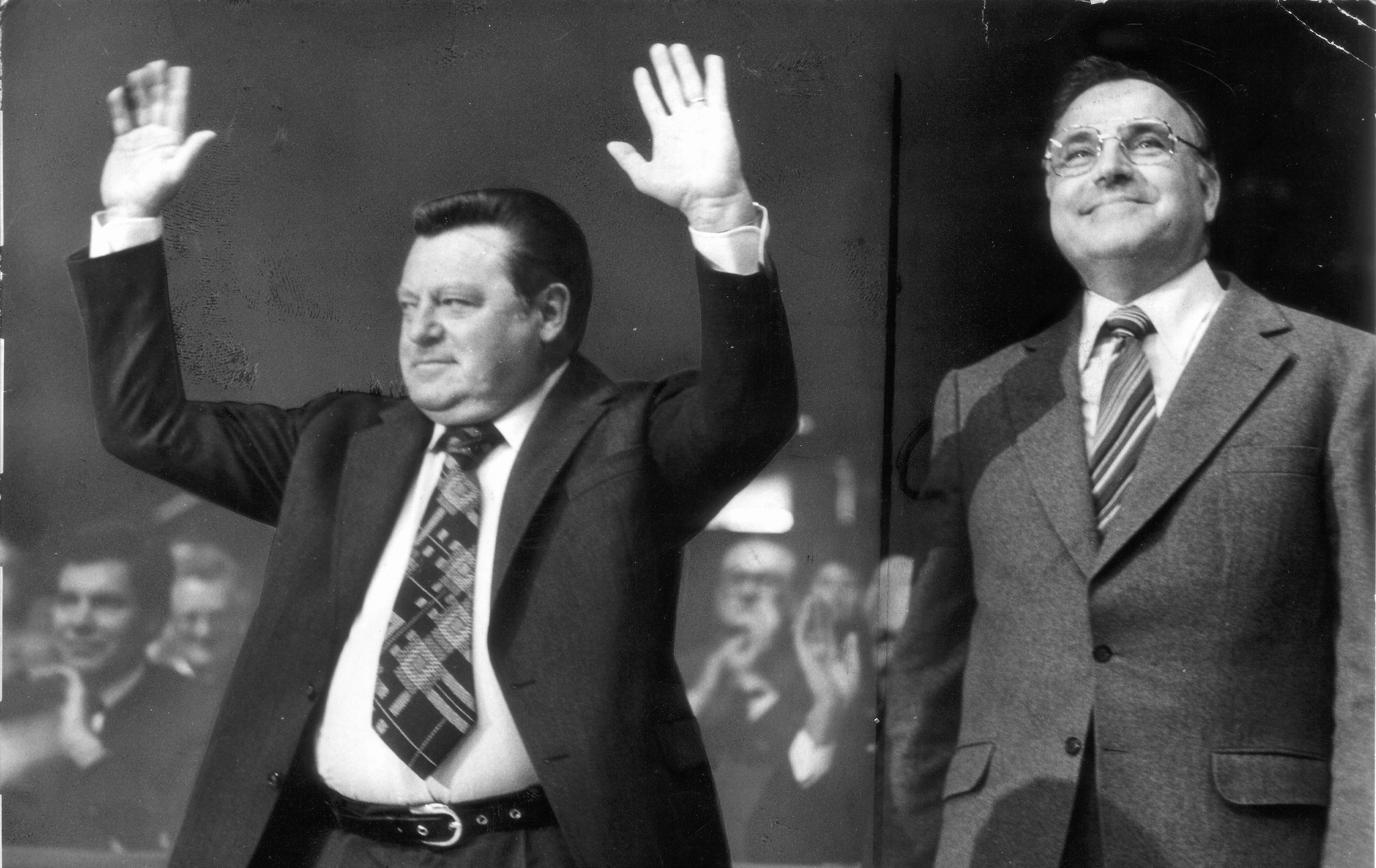 Franz Joseph Strauß und Helmut Kohl im Wahlkampf 1976. Kurz darauf holte Strauß die CSU ans bundesweite Licht, als er den Kreuther Trennungsbeschluss fassen ließ. Der hielt keinen Monat. Die CSU musste erkennen, dass der Preis zu hoch wäre. Einer bundesweit agierenden CSU stünde ein CDU-Landesverband in Bayern gegenüber.