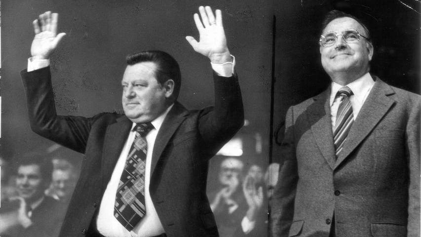 Franz Joseph Strauß und Helmut Kohl im Wahlkampf 1976. Kurz darauf holte Strauß die CSU ans bundesweite Licht, als er den Kreuther Trennungsbeschluss fassen ließ. Der hielt keinen Monat. Die CSU musste erkennen, dass der Preis zu hoch wäre. Einer bundesweit agierenden CSU stünde ein CDU-Landesverband in Bayern gegenüber.