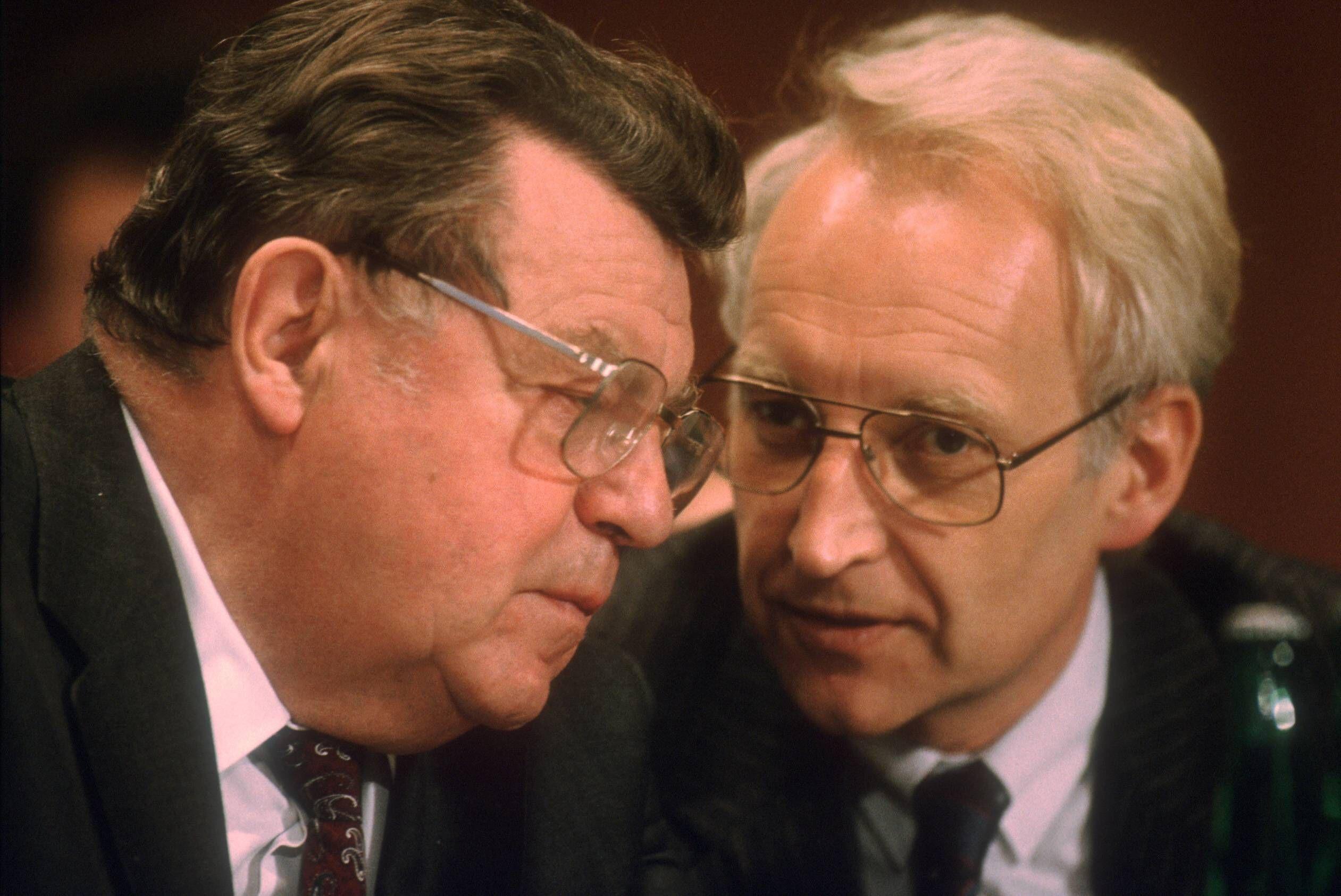 Die CSU versucht trotz des Knalls von 1978, ihren bundespolitischen Anspruch zu zementieren und schreckt andererseits immer wieder davor zurück. Edmund Stoiber (rechts) wagte als Letzter 2002 die Kanzlerkandidatur. Den Schritt in ein Berliner Ministerium vollzog Stoiber allerdings nie, die Wahl gewann Gerhard Schröder.