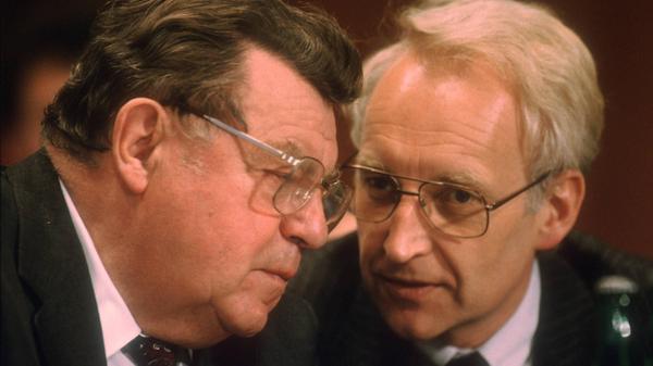 Die CSU versucht trotz des Knalls von 1978, ihren bundespolitischen Anspruch zu zementieren und schreckt andererseits immer wieder davor zurück. Edmund Stoiber (rechts) wagte als Letzter 2002 die Kanzlerkandidatur. Den Schritt in ein Berliner Ministerium vollzog Stoiber allerdings nie, die Wahl gewann Gerhard Schröder.