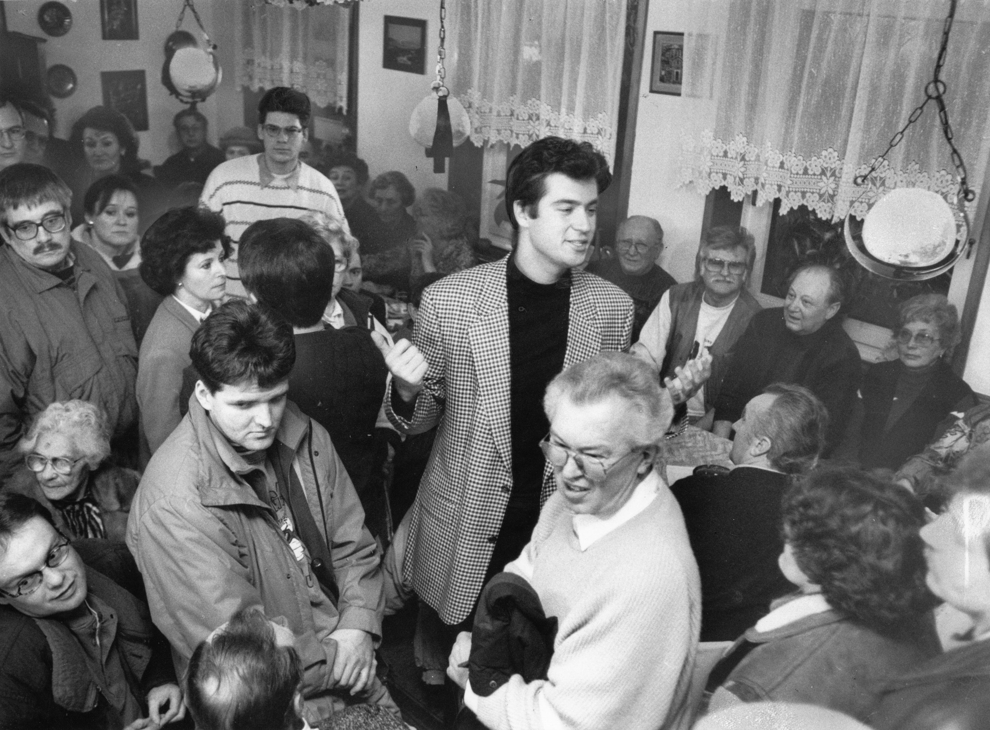 Mitte der 1990er erschien dann ein neuer Stern auf der christsozialen Bildfläche: Markus Söder (Mitte), damals Landtagskandidat der CSU. Auf diesem Bild hatte er zusammen mit dem CSU-Ortsverband St. Leonhard Bewohner des Nürnberger Stadtteils zu einer Diskussion über ein Flüchtlingsheim eingeladen.