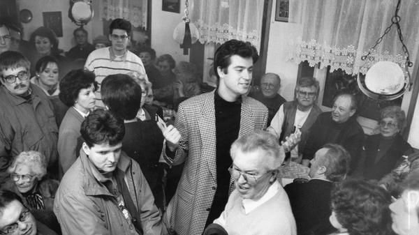 Mitte der 1990er erschien dann ein neuer Stern auf der christsozialen Bildfläche: Markus Söder (Mitte), damals Landtagskandidat der CSU. Auf diesem Bild hatte er zusammen mit dem CSU-Ortsverband St. Leonhard Bewohner des Nürnberger Stadtteils zu einer Diskussion über ein Flüchtlingsheim eingeladen.