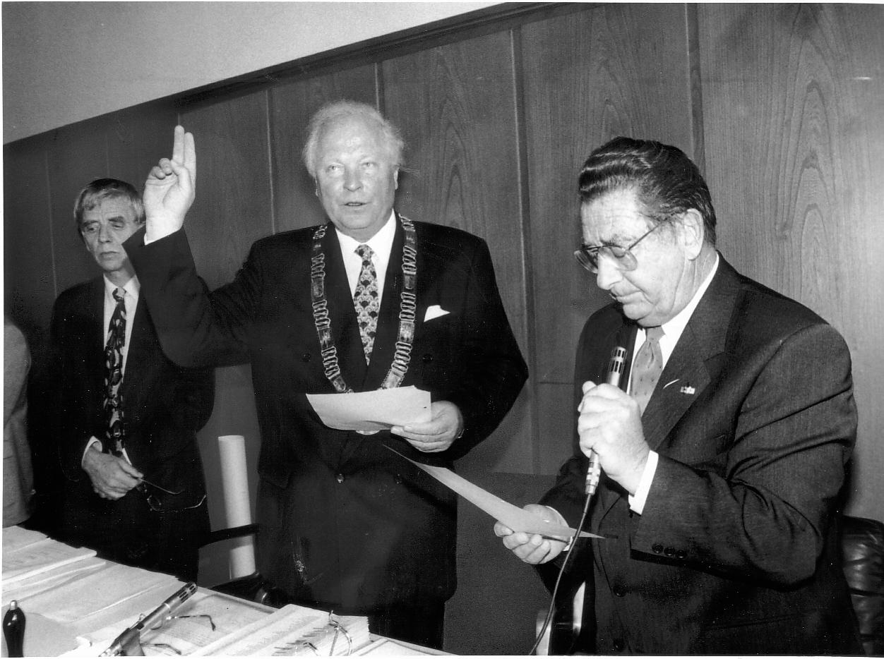 1996 schaffte es die CSU erstmals, die sozialdemokratische Hochburg Nürnberg zu erobern. Hier legt Oberbürgermeister Ludwig Scholz (Mitte) seinen Amtseid ab. Seine Ära währte eine Legislaturperiode, ehe Ulrich Maly 2002 den Chefsessel im Rathaus für die SPD zurückholte.