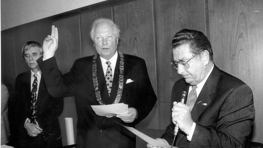 1996 schaffte es die CSU erstmals, die sozialdemokratische Hochburg Nürnberg zu erobern. Hier legt Oberbürgermeister Ludwig Scholz (Mitte) seinen Amtseid ab. Seine Ära währte eine Legislaturperiode, ehe Ulrich Maly 2002 den Chefsessel im Rathaus für die SPD zurückholte.