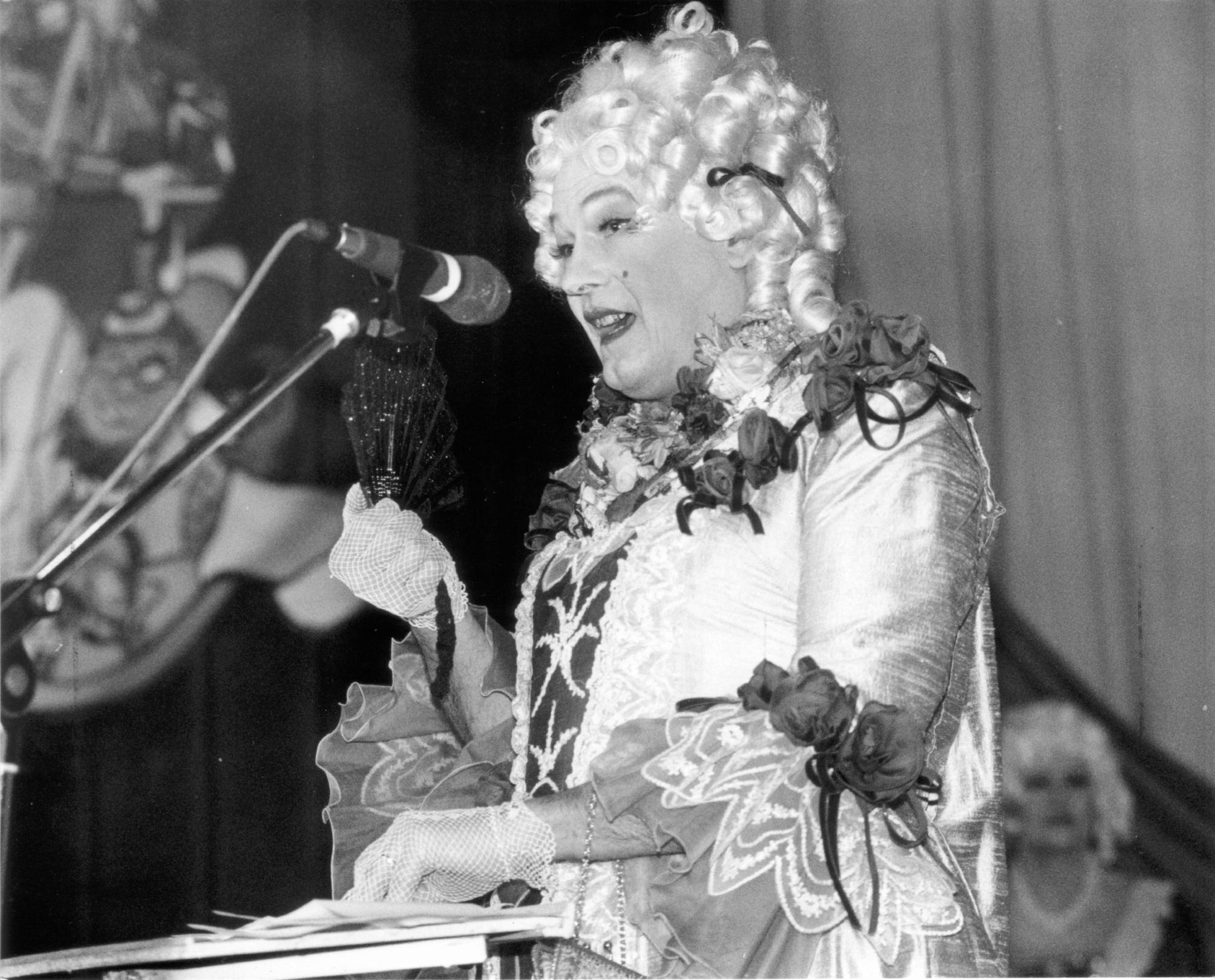 Für eine Verkleidung zu Fasching waren sich gerade die fränkischen CSU-Politiker selten zu schade. 2001, sechs Jahre, bevor er als erster fränkischer CSU-Ministerpräsident ins Maximilianeum einziehen durfte, verkleidete sich Günther Beckstein als "Madame Pompadour" bei der Kratzbärscht'n Sitzung der Luftflotte im Gesellschaftshaus Gartenstadt.