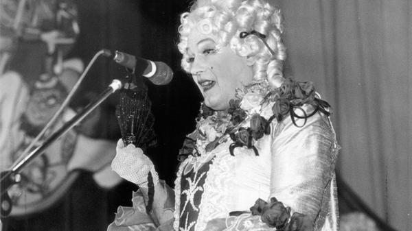 Für eine Verkleidung zu Fasching waren sich gerade die fränkischen CSU-Politiker selten zu schade. 2001, sechs Jahre, bevor er als erster fränkischer CSU-Ministerpräsident ins Maximilianeum einziehen durfte, verkleidete sich Günther Beckstein als "Madame Pompadour" bei der Kratzbärscht'n Sitzung der Luftflotte im Gesellschaftshaus Gartenstadt.