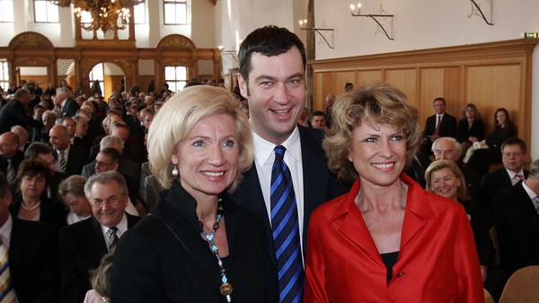 Geballte CSU-Power aus Nürnberg: Beim Empfang zum 60. Parteijubiläum der CSU-Bezirksverbände im Historischen Rathaussaal 2006 lächeln Julia Lehner, Markus Söder und Dagmar Wöhrl (von links) in die Kamera. Lehner ist mittlerweile zweite Bürgermeisterin von Nürnberg, Wöhrl saß von 1994 bis 2017 für die CSU im Bundestag. Söder, damals noch CSU-Generalsekretär, ist mittlerweile Ministerpräsident.