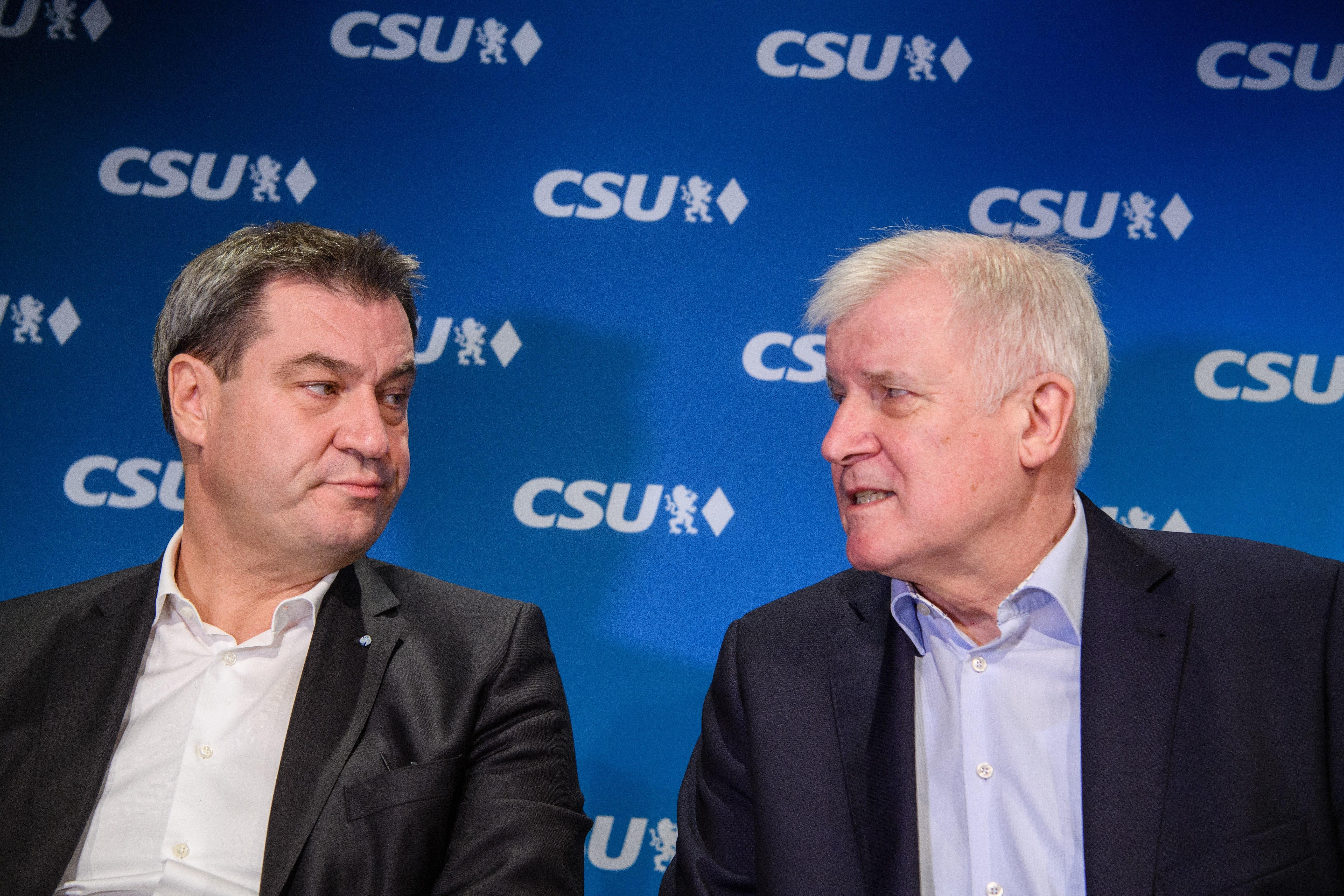 Söder (links) und Seehofer - das passte nicht immer: 2017 lieferten sie sich einen monatelangen Machtkampf, zwei Jahre zuvor ließ Seehofer bereits verlauten, dass er 2018 nicht mehr als Ministerpräsident kandidieren werde. Seehofer trat am 13. März 2018 als Ministerpräsident zurück und ging im Mai als Bundesinnenminister nach Berlin. Söder wurde sein Nachfolger als Ministerpräsident und Parteivorsitzender.