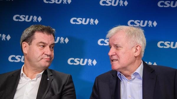 Söder (links) und Seehofer - das passte nicht immer: 2017 lieferten sie sich einen monatelangen Machtkampf, zwei Jahre zuvor ließ Seehofer bereits verlauten, dass er 2018 nicht mehr als Ministerpräsident kandidieren werde. Seehofer trat am 13. März 2018 als Ministerpräsident zurück und ging im Mai als Bundesinnenminister nach Berlin. Söder wurde sein Nachfolger als Ministerpräsident und Parteivorsitzender.