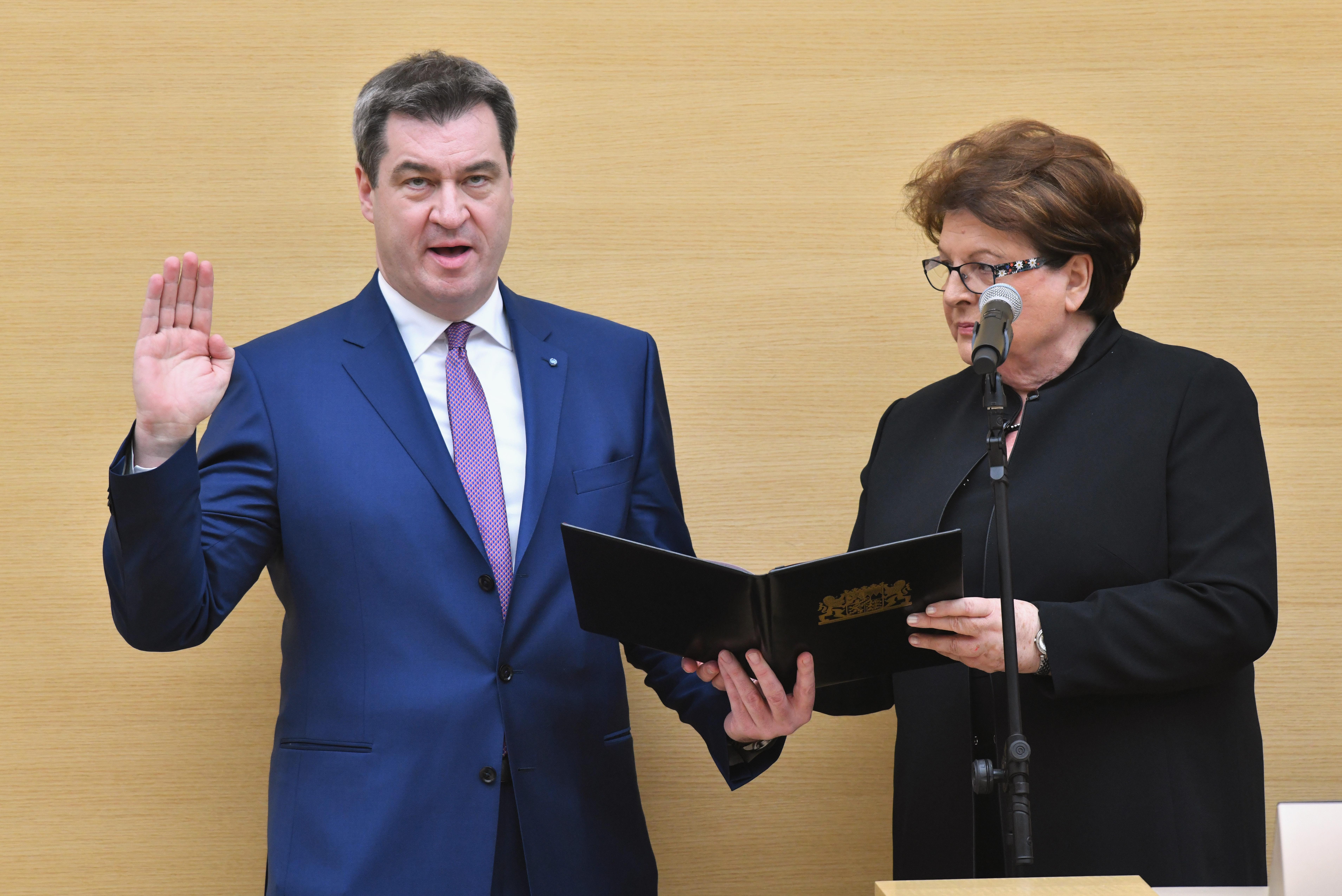 Markus Söder (CSU), wird während der Sondersitzung des bayerischen Landtags von der Landtagspräsidentin Barbara Stamm (CSU) auf das Amt des bayerischen Ministerpräsidenten vereidigt. Ob das Ende der Fahnenstange seiner politischen Karriere jedoch schon erreicht ist, ist unklar: Söders Name fällt regelmäßig im Bezug auf eine mögliche Kanzlerkandidatur 2021.