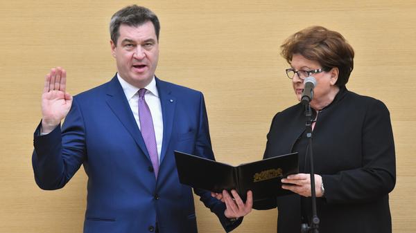 Markus Söder (CSU), wird während der Sondersitzung des bayerischen Landtags von der Landtagspräsidentin Barbara Stamm (CSU) auf das Amt des bayerischen Ministerpräsidenten vereidigt. Ob das Ende der Fahnenstange seiner politischen Karriere jedoch schon erreicht ist, ist unklar: Söders Name fällt regelmäßig im Bezug auf eine mögliche Kanzlerkandidatur 2021.