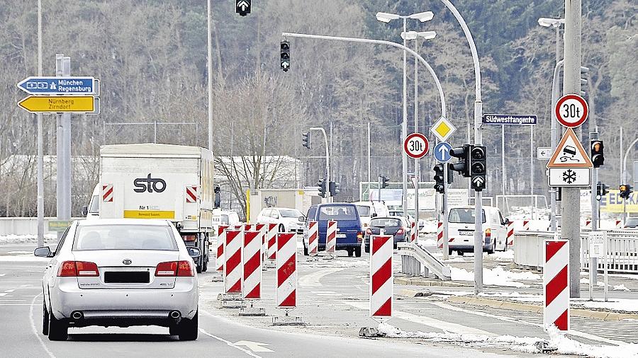 Damit das marode Bauwerk entlastet wird, ist bereits eine Fahrspur gesperrt worden. Der Verkehr wird dadurch behindert. Damit das marode Bauwerk entlastet wird, ist bereits eine Fahrspur gesperrt worden. Der Verkehr wird dadurch behindert.