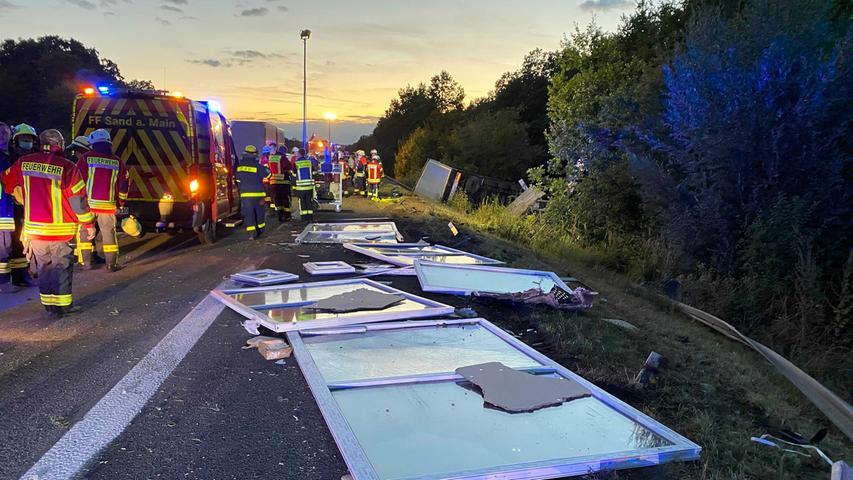Zwei Schwerverletzte: Sattelzug rammt Kleintransporter von der A70