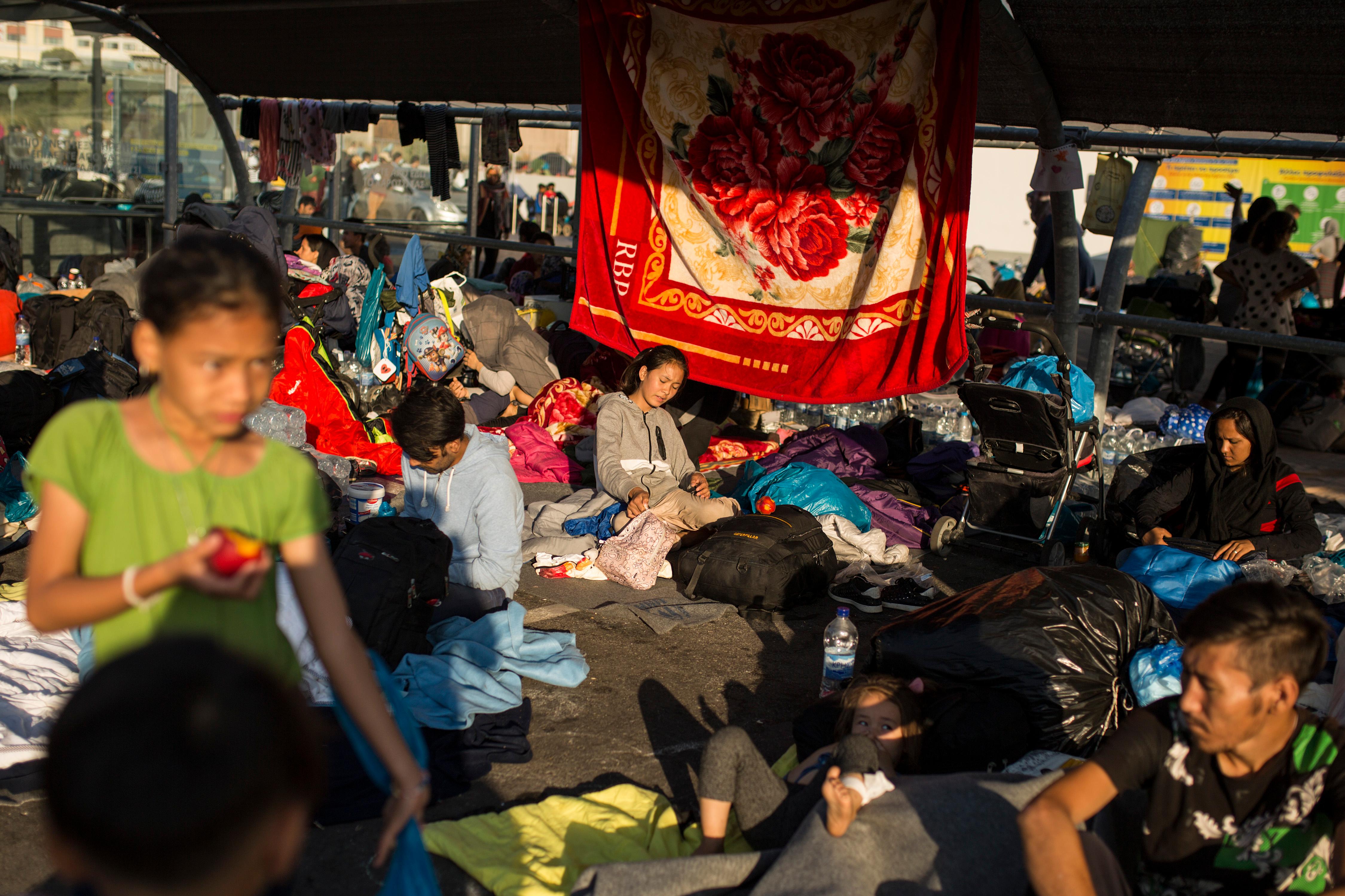 Nachdem die Migranten ihr Dach über dem Kopf im Feuer verloren, schlagen sie Lager auf einem Supermarkt-Parkplatz auf. 