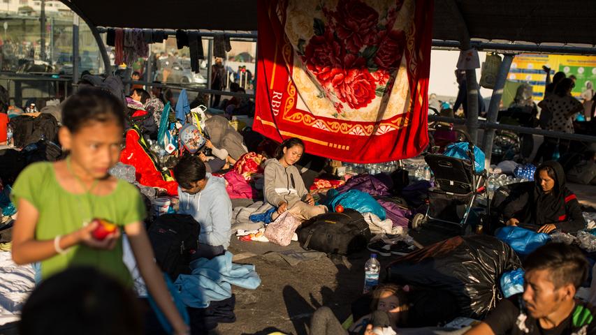Nachdem die Migranten ihr Dach über dem Kopf im Feuer verloren, schlagen sie Lager auf einem Supermarkt-Parkplatz auf. 