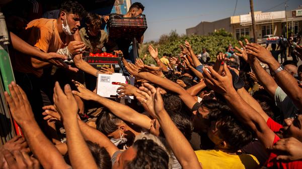 Die Lebensmittel sind knapp. Die 12.000 Migranten kämpfen ums Überleben.