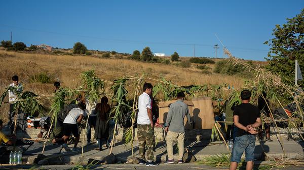 Geflüchtete bauen am Freitag, zwei Tage nach dem verheerenden Brand, mit Schilfrohr provisorische Lager und Schutz gegen die Hitze außerhalb des zerstörten Flüchtlingcamps.