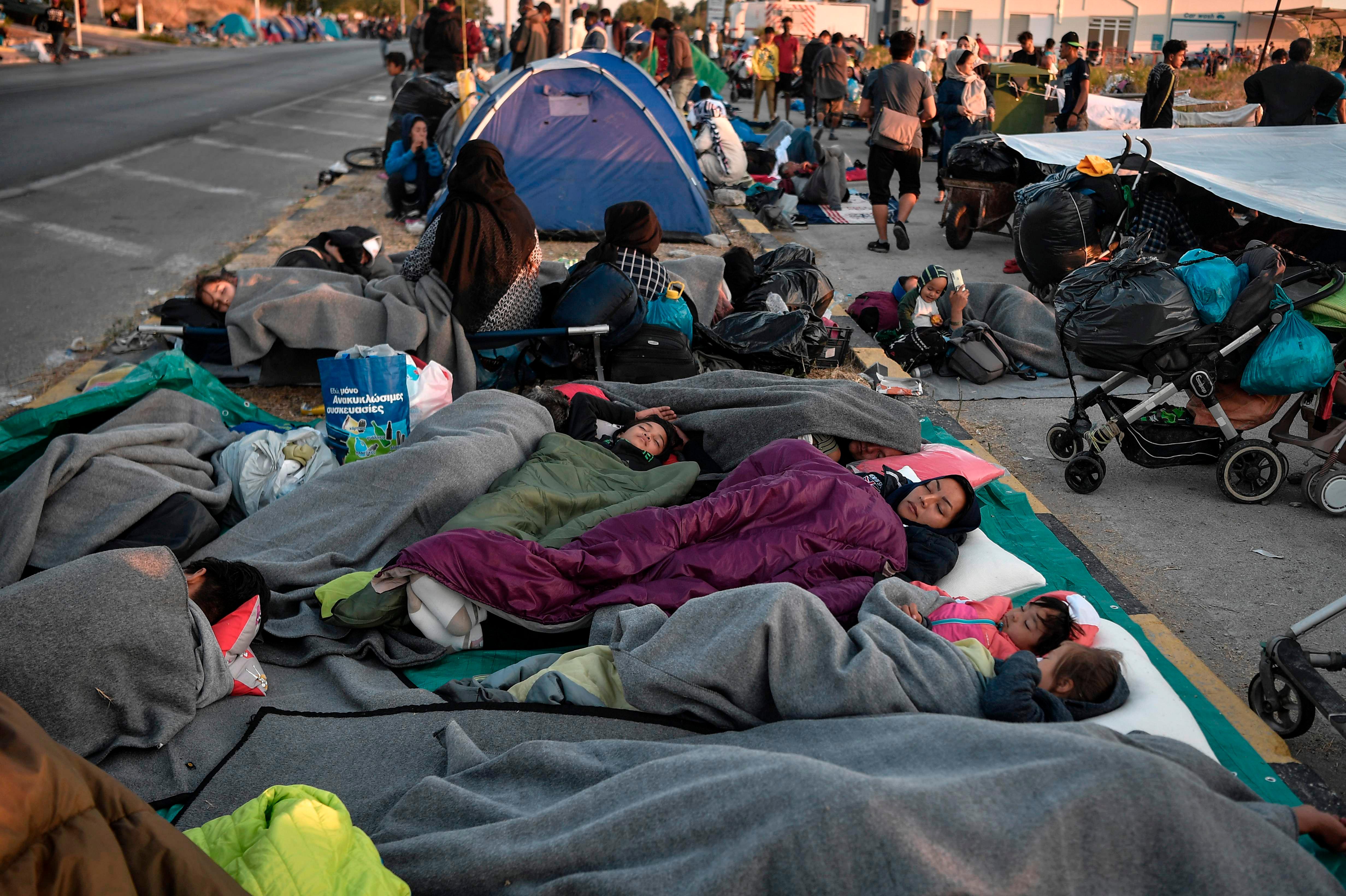 Auch auf den Straßen liegen die Geflüchteten dicht an dicht. 