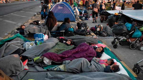 Auch auf den Straßen liegen die Geflüchteten dicht an dicht.