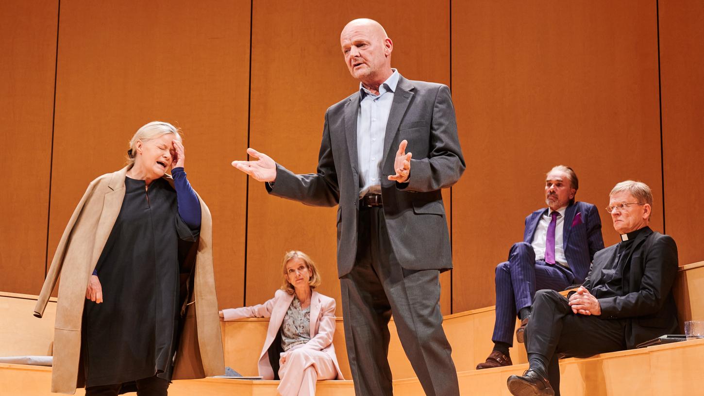 Die Schauspieler Josefin Platt (von links), Judith Engel, Martin Rentzsch, Ingo Hülsmann und Veit Schubert spielen im Theaterstück «Gott» im Berliner Ensemble.