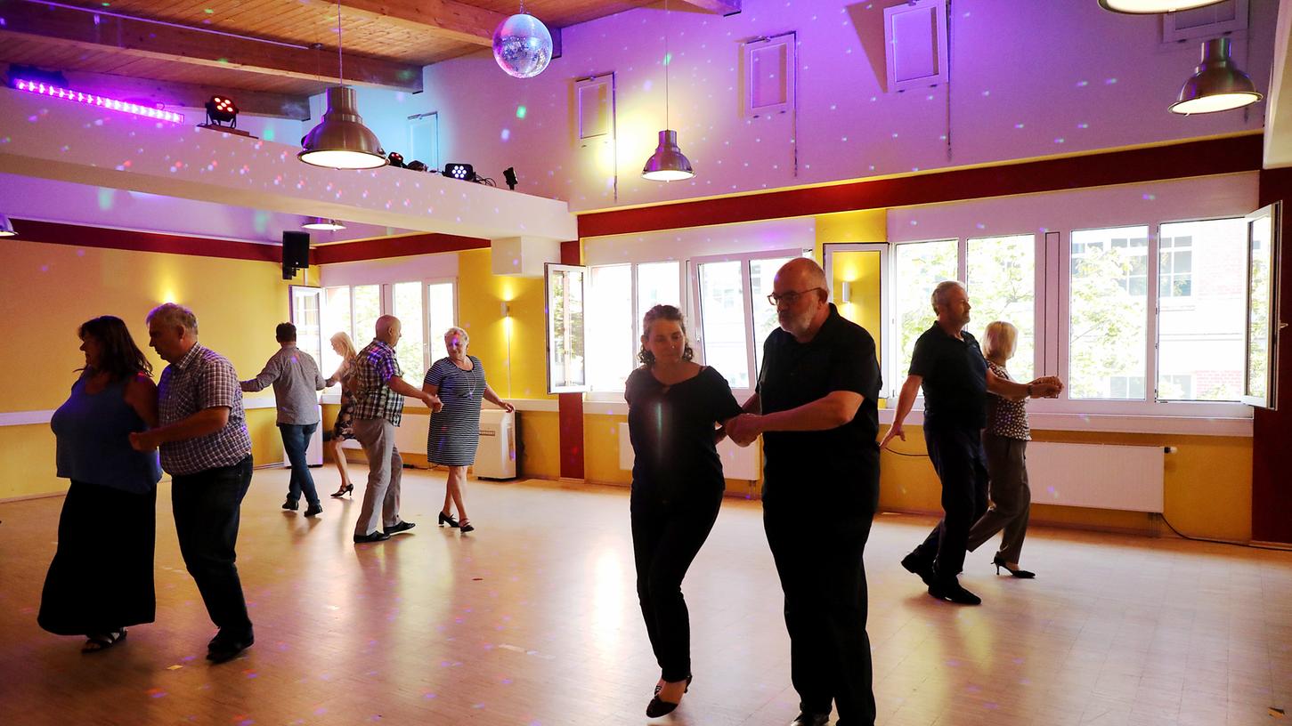 Acht Paare sind in dem 80 Quadratmeter großen Saal der Tanzschule Rupprecht-Moser aktuell erlaubt. 