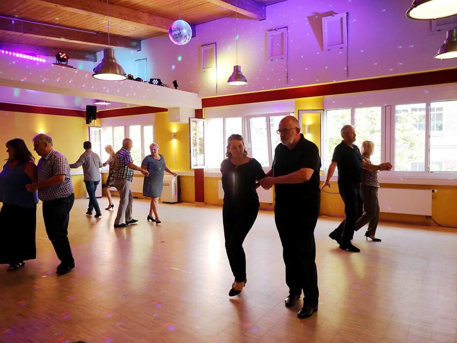 Tanzen In Corona Zeiten Mit Abstand Auf Dem Parkett Forchheim Nordbayern De