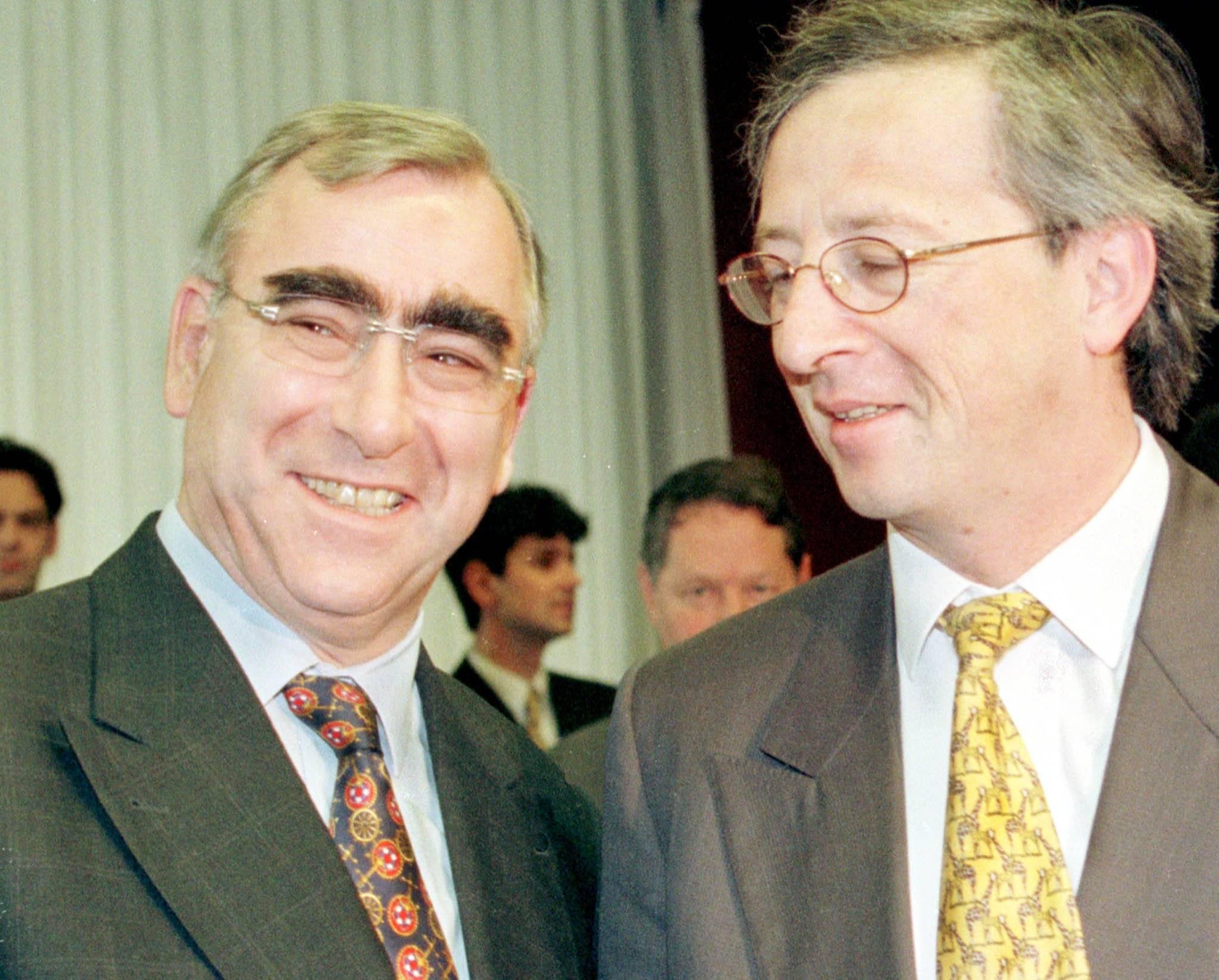Die markantesten Augenbrauen Deutschlands, die übrigens auch für das mitverantwortlich sind, was wir im Portemonnaie haben, gehören natürlich dem "Vater des Euro", Theo Waigel. Hier ist der Ex-Bundesfinanzminister zu sehen - mit seinem damaligen Luxemburger Amtskollegen, Jean-Claude Juncker.