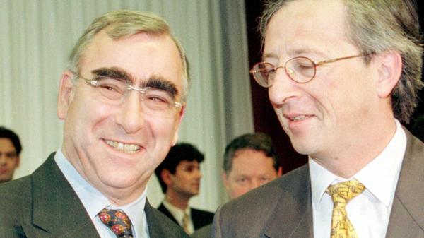 Die markantesten Augenbrauen Deutschlands, die übrigens auch für das mitverantwortlich sind, was wir im Portemonnaie haben, gehören natürlich dem "Vater des Euro", Theo Waigel. Hier ist der Ex-Bundesfinanzminister zu sehen - mit seinem damaligen Luxemburger Amtskollegen, Jean-Claude Juncker.