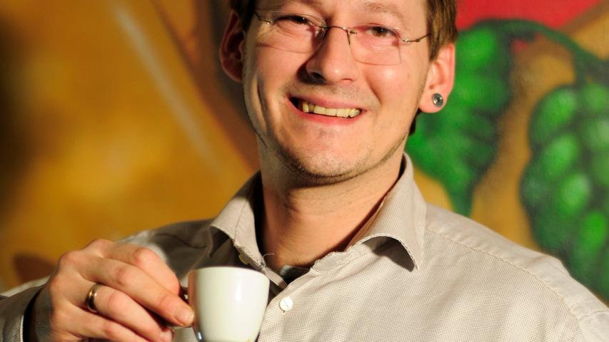 Wie wird der Kaffee perfekt? Der deutsche Baristachampion Thomas Schweiger zeigt unseren Gewinnern, wie es geht. 