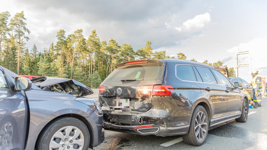 Unfall auf A6 bei Nürnberg - Drei Fahrzeuge prallen ineinander
