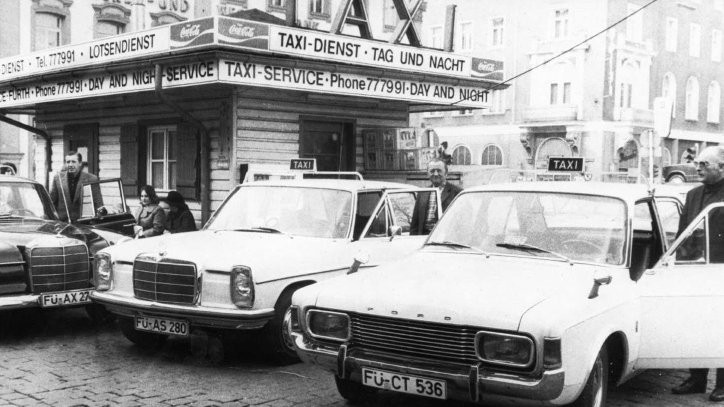 Am Taxistand auf der Freiheit parken die ersten beiden Fürther Autos mit dem neuen, bundesweit vorgeschriebenen Farbton RAL 1015. Bis dahin waren es die Fahrgäste gewohnt, dass ihr Wagen Trauer trägt – siehe ganz links im Bild.
 
  