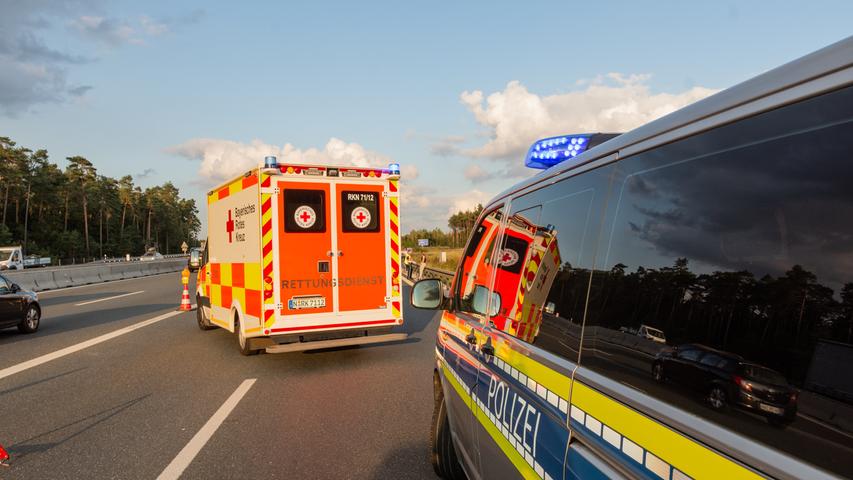 Unfall auf A6 bei Nürnberg - Drei Fahrzeuge prallen ineinander