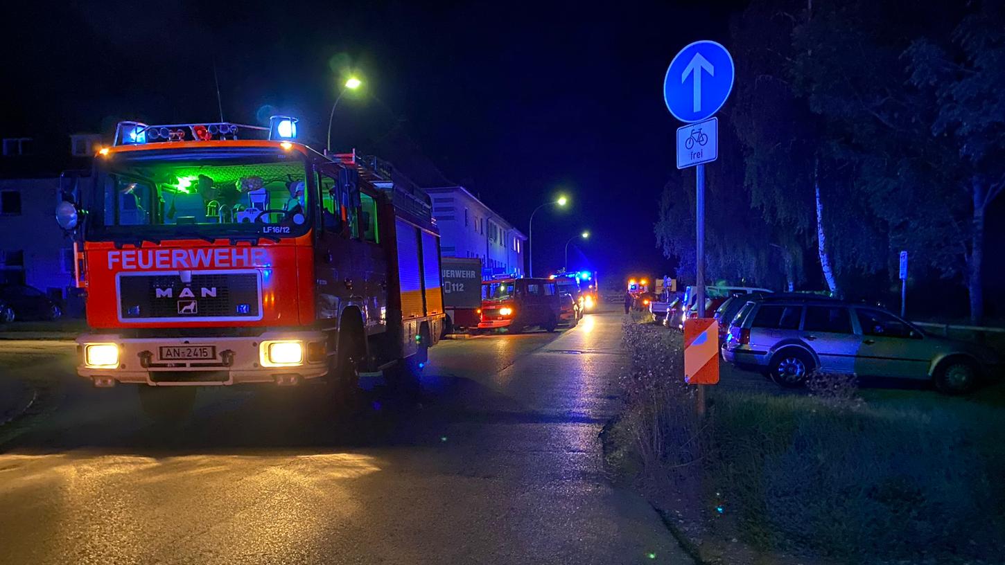Die Feuerwehr hatte bei einem Brand in drei Gartenhütten in Ansbach das Feuer schnell unter Kontrolle.