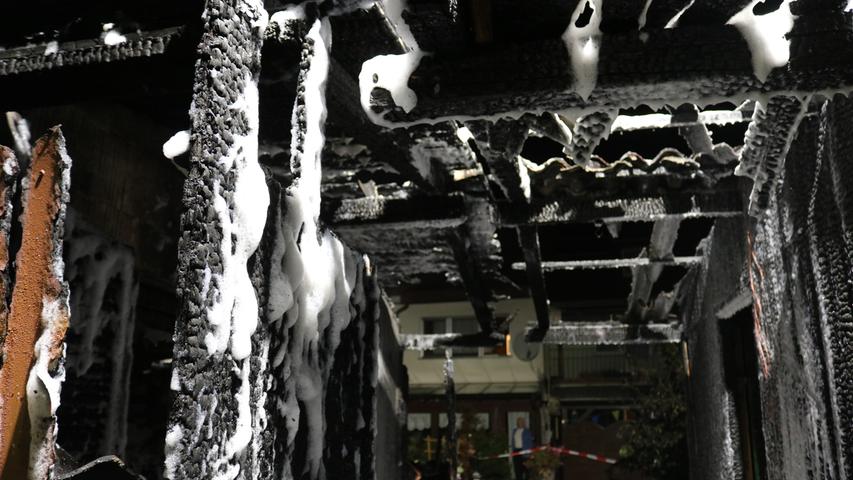 Ansbach: Mehrere Gartenhütten in Brand