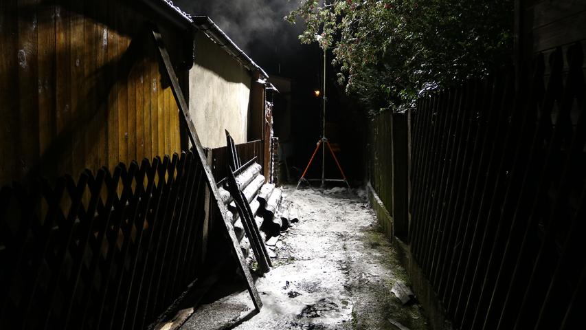Ansbach: Mehrere Gartenhütten in Brand
