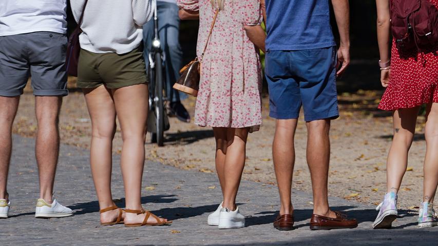 Der Sommer geht weiter: Das Bild zeigt Touristen in kurzen Hosen und kurzen Kleidern im Tiergarten in Berlin.