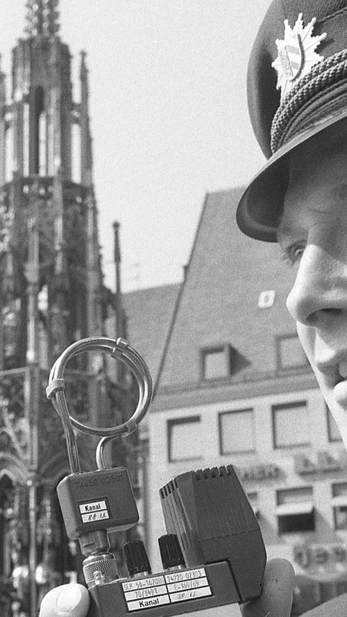 Nürnbergs Stadtväter lassen sich die Modernisierung ihrer Polizei etwas kosten: jetzt wurden für 125.000 DM 50 tragbare kleine Funksprechgeräte angeschafft, die für die Fußstreifen gedacht sind. Hier geht es  zum Kalenderblatt vom 12. September 1970: Sprechfunk in der Uniformtasche.