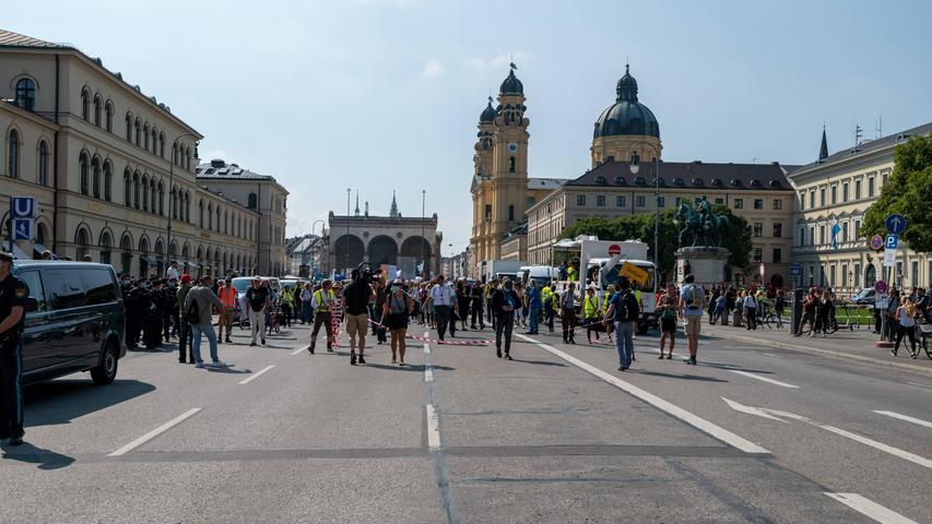 Abstand, aber kaum Masken: Die Corona-Demo in München