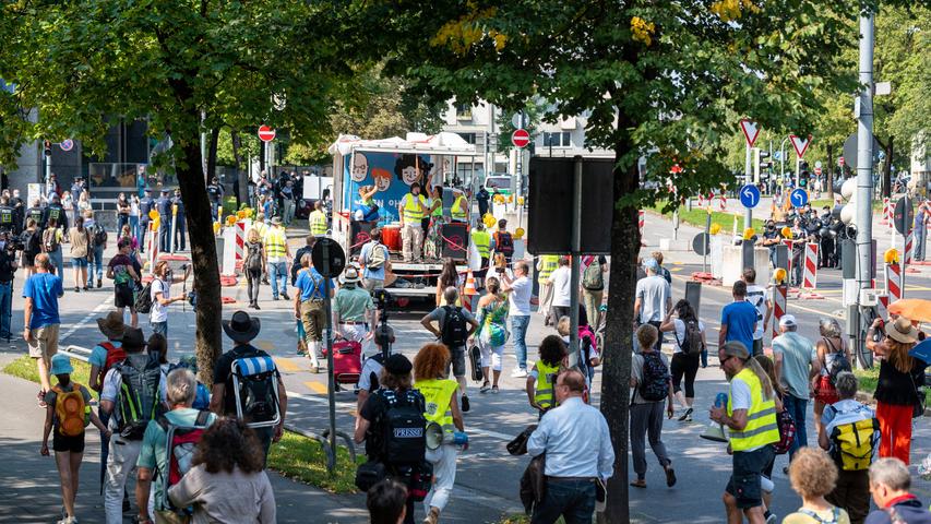 Abstand, aber kaum Masken: Die Corona-Demo in München