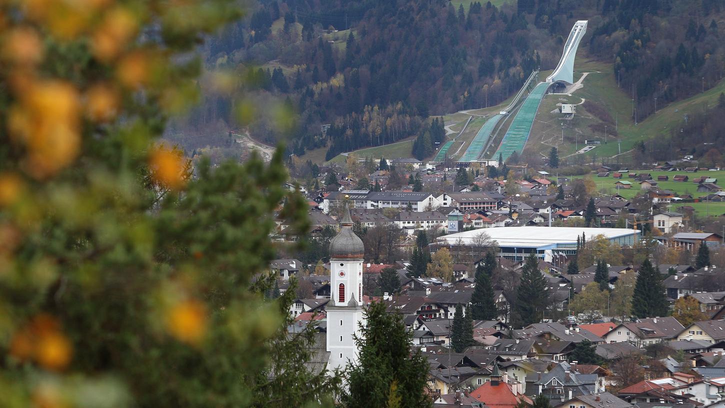Der heftige Corona-Ausbruch im bayerischen Garmisch-Partenkirchen soll auf eine US-amerikanische Touristin zurückgehen. Die junge Frau soll in mehreren Lokalitäten unterwegs gewesen sein, obwohl sie Symptome hatte